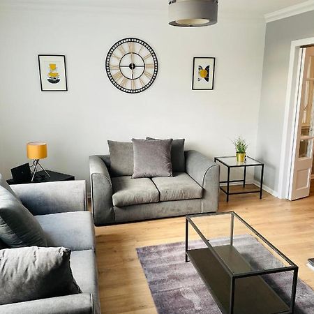 Wolverhampton Large 3 Bedrooms 5 Bed House Perfect For Short & Long Stays Contractors Business Nhs Insurance 1 Bathroom And Separate Wc Private Garden Driveway For 2 Large Vehicles Close To City Centre M6 M54 And Walsall Willenhall Cannock Property Eksteriør billede