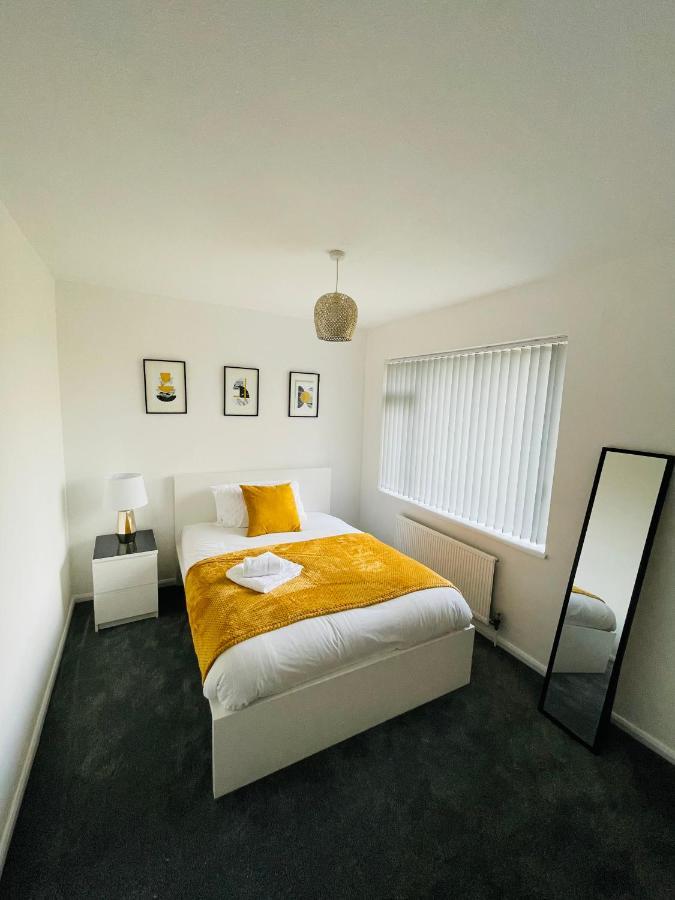 Wolverhampton Large 3 Bedrooms 5 Bed House Perfect For Short & Long Stays Contractors Business Nhs Insurance 1 Bathroom And Separate Wc Private Garden Driveway For 2 Large Vehicles Close To City Centre M6 M54 And Walsall Willenhall Cannock Property Eksteriør billede