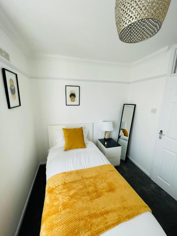 Wolverhampton Large 3 Bedrooms 5 Bed House Perfect For Short & Long Stays Contractors Business Nhs Insurance 1 Bathroom And Separate Wc Private Garden Driveway For 2 Large Vehicles Close To City Centre M6 M54 And Walsall Willenhall Cannock Property Eksteriør billede