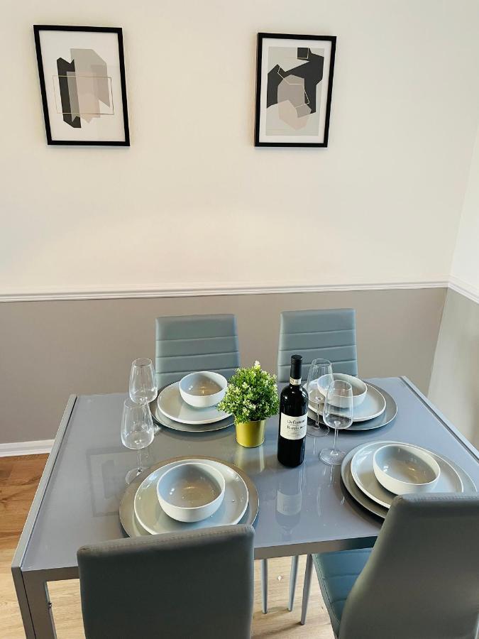 Wolverhampton Large 3 Bedrooms 5 Bed House Perfect For Short & Long Stays Contractors Business Nhs Insurance 1 Bathroom And Separate Wc Private Garden Driveway For 2 Large Vehicles Close To City Centre M6 M54 And Walsall Willenhall Cannock Property Eksteriør billede