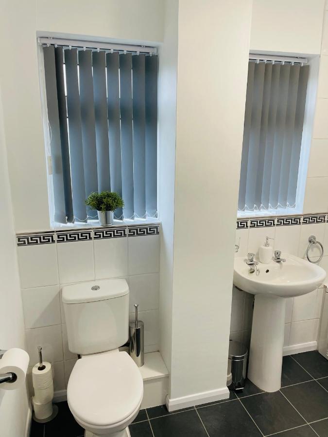 Wolverhampton Large 3 Bedrooms 5 Bed House Perfect For Short & Long Stays Contractors Business Nhs Insurance 1 Bathroom And Separate Wc Private Garden Driveway For 2 Large Vehicles Close To City Centre M6 M54 And Walsall Willenhall Cannock Property Eksteriør billede
