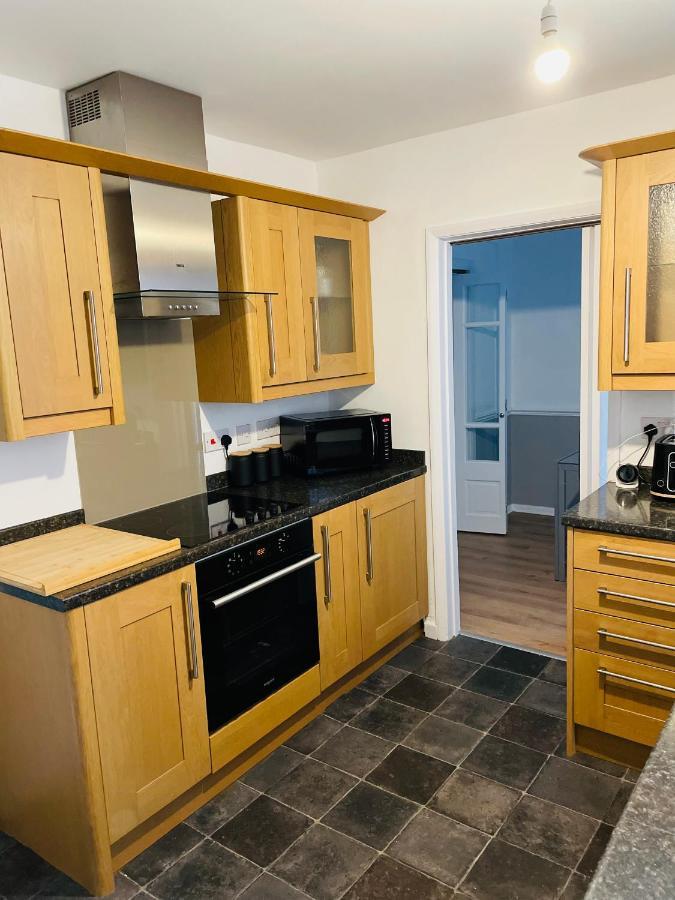 Wolverhampton Large 3 Bedrooms 5 Bed House Perfect For Short & Long Stays Contractors Business Nhs Insurance 1 Bathroom And Separate Wc Private Garden Driveway For 2 Large Vehicles Close To City Centre M6 M54 And Walsall Willenhall Cannock Property Eksteriør billede