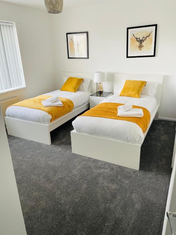 Wolverhampton Large 3 Bedrooms 5 Bed House Perfect For Short & Long Stays Contractors Business Nhs Insurance 1 Bathroom And Separate Wc Private Garden Driveway For 2 Large Vehicles Close To City Centre M6 M54 And Walsall Willenhall Cannock Property Eksteriør billede