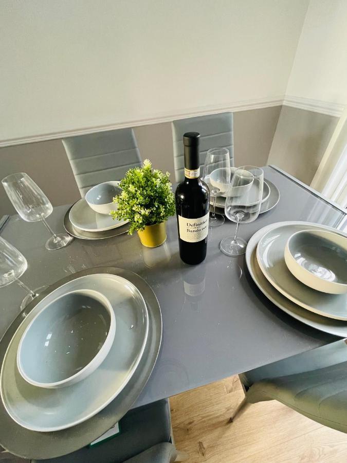 Wolverhampton Large 3 Bedrooms 5 Bed House Perfect For Short & Long Stays Contractors Business Nhs Insurance 1 Bathroom And Separate Wc Private Garden Driveway For 2 Large Vehicles Close To City Centre M6 M54 And Walsall Willenhall Cannock Property Eksteriør billede