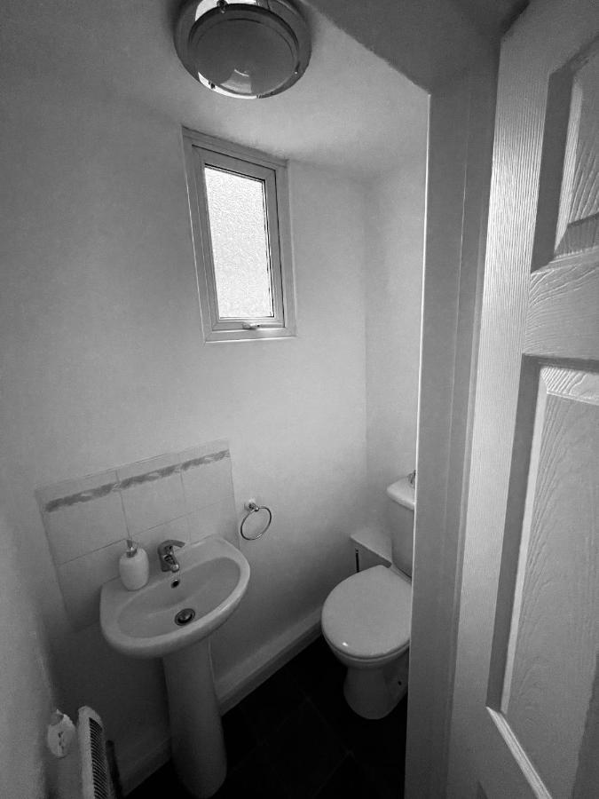 Wolverhampton Large 3 Bedrooms 5 Bed House Perfect For Short & Long Stays Contractors Business Nhs Insurance 1 Bathroom And Separate Wc Private Garden Driveway For 2 Large Vehicles Close To City Centre M6 M54 And Walsall Willenhall Cannock Property Eksteriør billede
