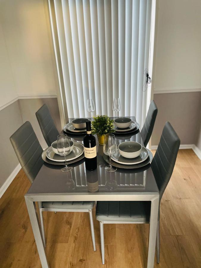 Wolverhampton Large 3 Bedrooms 5 Bed House Perfect For Short & Long Stays Contractors Business Nhs Insurance 1 Bathroom And Separate Wc Private Garden Driveway For 2 Large Vehicles Close To City Centre M6 M54 And Walsall Willenhall Cannock Property Eksteriør billede