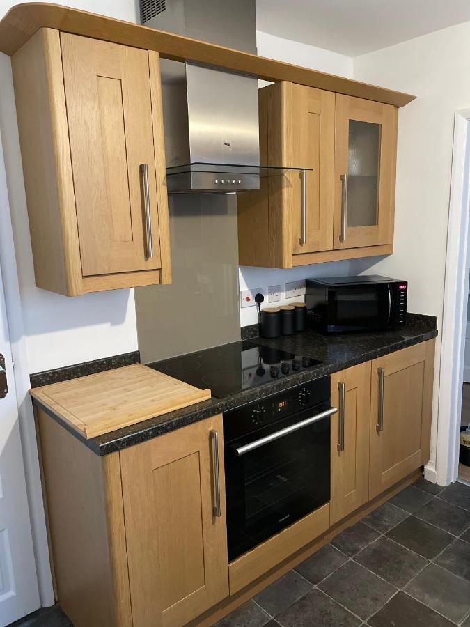 Wolverhampton Large 3 Bedrooms 5 Bed House Perfect For Short & Long Stays Contractors Business Nhs Insurance 1 Bathroom And Separate Wc Private Garden Driveway For 2 Large Vehicles Close To City Centre M6 M54 And Walsall Willenhall Cannock Property Eksteriør billede